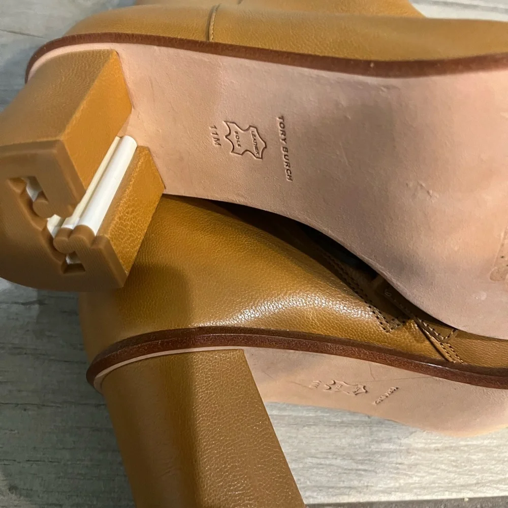 New $438 TORY BURCH BROOKE STAMPED HEEL BOOTIE CARAMEL (11m)